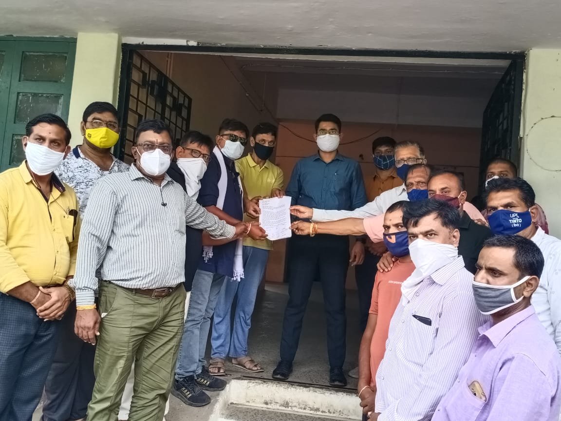 माँ गायत्री मंदिर सरोवर में ओवर फ्लो होकर गंदा पानी आएगा तो नगर परिषद होगी जिम्मेदार, ड्रेनेज लाइन नालियों का कार्य प्रारंभ करवाने हेतु एसडीएम को ज्ञापन सौपा | New India Times