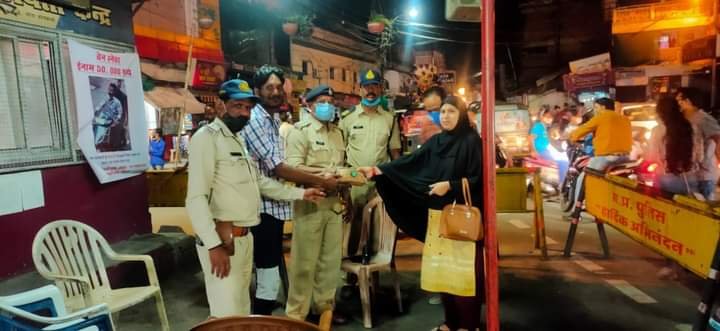 भोपाल के ऑटो चालक उमर खान ने पेश की ईमानदारी की मिसाल, लगभग डेढ़ लाख का आभूषण एवं ₹4000 नगदी से भरा पर्स पुलिस सहायता केंद्र में कराया जमा | New India Times