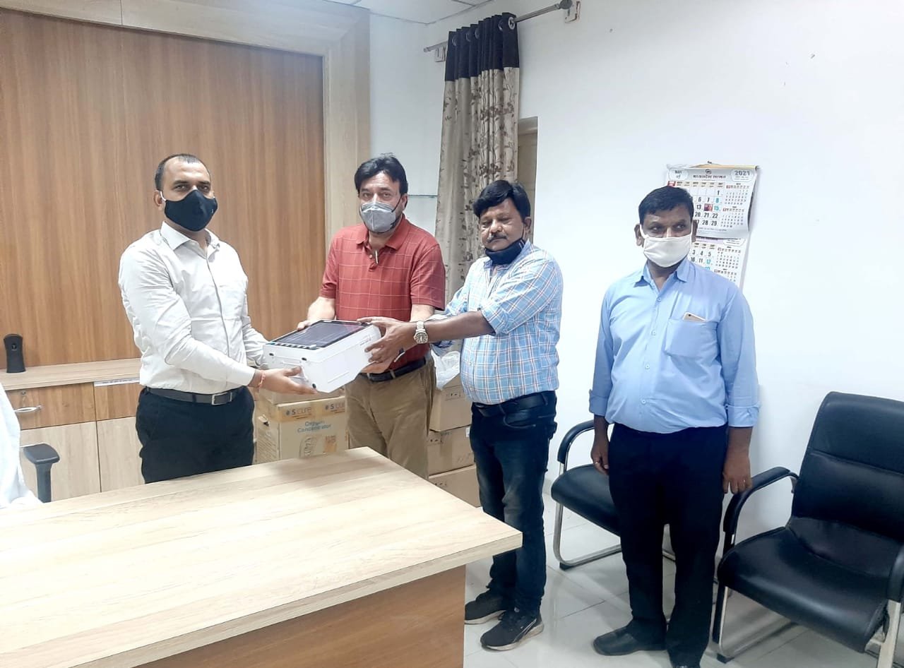 उद्योगपति अजयवीर सिंह और टै्न्ट केमिकल इंडस्ट्रीज़ द्वारा प्रदान किया गया मेडिकल किट | New India Times