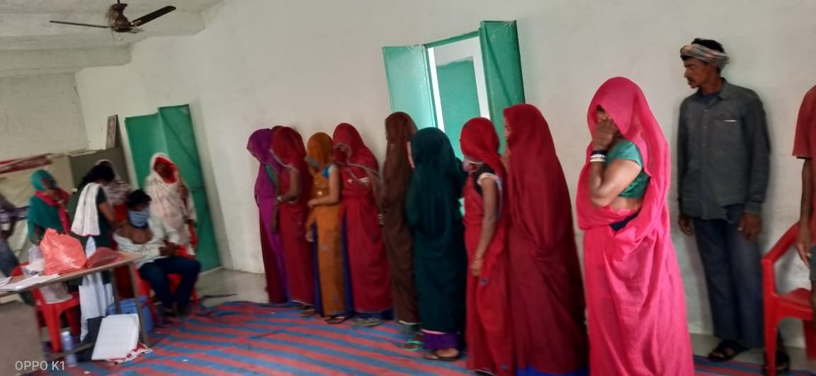 शत प्रतिशत टीकाकरण महा अभियान के दौरान वैक्सीन लगाने पर समूह की महिलाओं को दिया जा रहा है पुरस्कार | New India Times