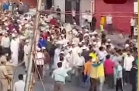 राजस्थान में शव यात्राओं में भीड़ जुटने से कोराना गाइडलाइंस की खुली अव्हेलना, जौहरी हाजी रफत की अंतिम यात्रा में भीड़ जुटने पर विधायक रफीक व अन्य के खिलाफ मुकदमा दर्ज | New India Times