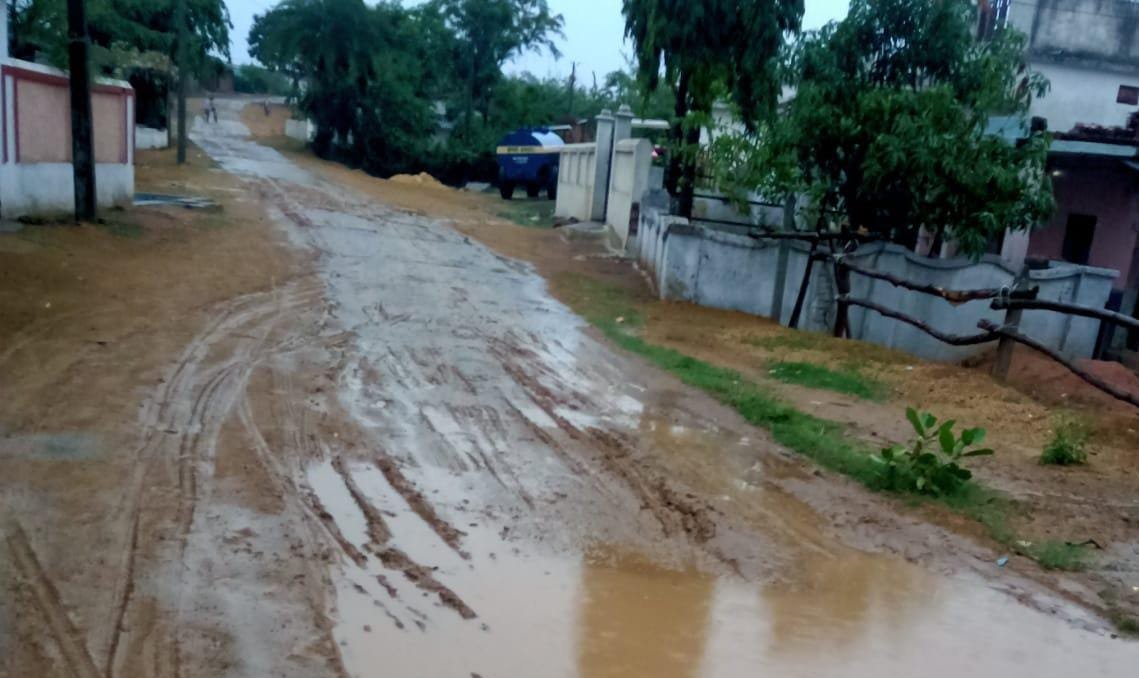 अधिकारियों व ठेकेदार की लापरवाही के चलते बारिश होते ही कीचड़ व दलदल में तब्दील हुआ डब्लूबीएम सड़क मार्ग | New India Times