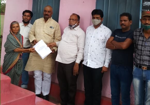 जनपद सदस्य गौरव सिंह ने ग्राम पंचायत पालाचौरई में अस्थाई राशन पात्रता पर्ची का हितग्राहियों को किया वितरण, प्रति व्यक्ति को 5 माह का इकट्ठा मिल रहा है निःशुल्क राशन | New India Times