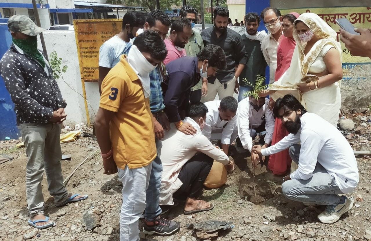 राहुल गांधी के जन्मदिन पर यूथ कांग्रेस व ब्लॉक कांग्रेस के द्वारा किया गया वृक्षारोपण और मरीजों को फल, बिस्किट वितरण | New India Times