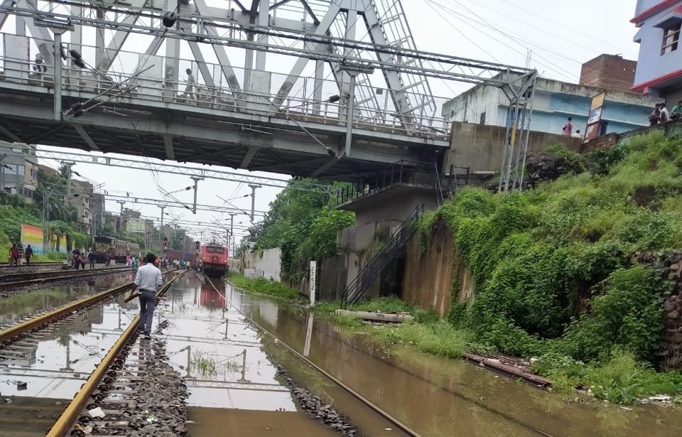 रेलवे ट्रैक पर पानी आ जाने से वनांचल ट्रेन 10 मिनट के लिए रुकी | New India Times