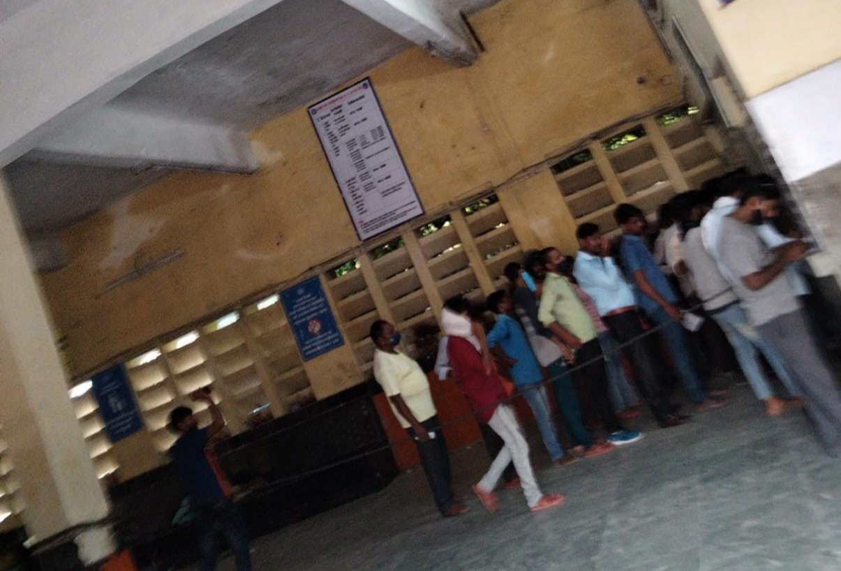 टिकटों के आगे सरकार का स्लोगन '2 गज की दूरी मास्क है जरूरी' हुआ विलुप्त | New India Times