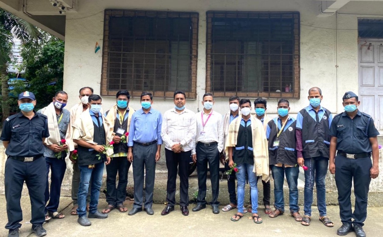 लगभग 3000 हजार कोरोना मरीजों का अंतिम संस्कार करने वाले योद्धाओं का डाॅ आसिफ शेख ने किया सत्कार | New India Times