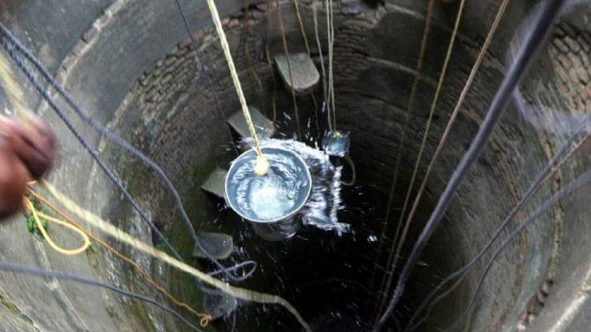 जिम्मेदारों की लापरवाही के कारण महीनों से पेयजल की समस्या से जूझ रहे हैं ग्रामवासी, गंदा पानी पीने को मजबूर हैं लोग | New India Times