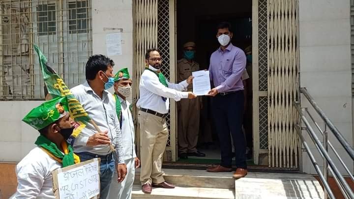 डीजल-पेट्रोल को GST के दायरे में लाया जाए: डॉ जहांगीर अलवी। महंगाई को लेकर पीस पार्टी ने दिया ज्ञापन | New India Times