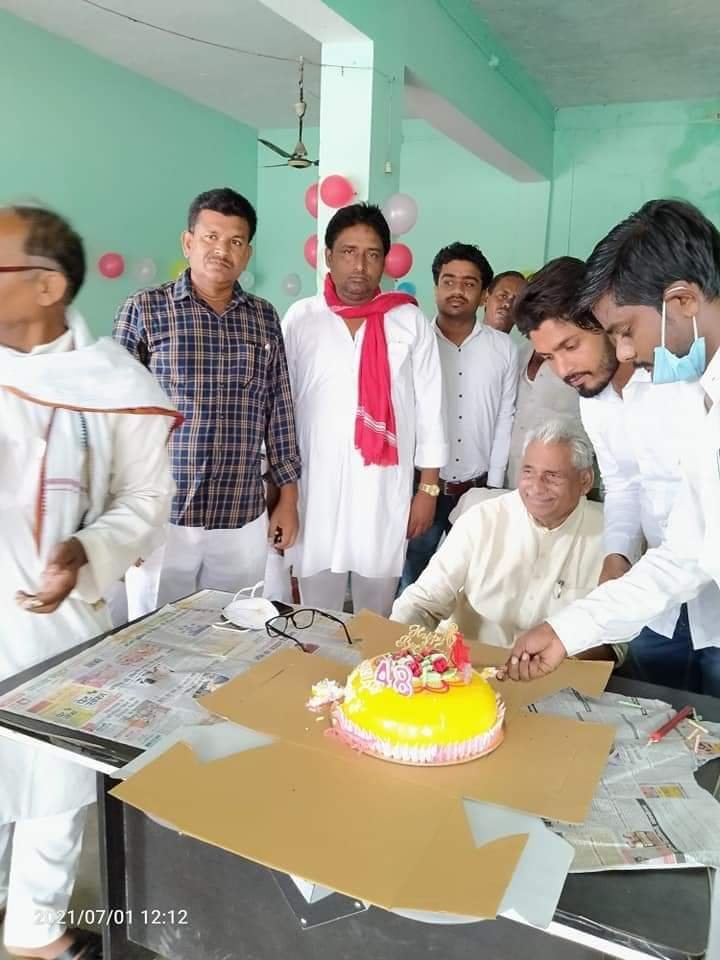 समाजवादी पार्टी कार्यालय इटवा पर उत्तर प्रदेश के पूर्व मुख्यमंत्री श्री अखिलेश यादव जी का मनाया गया जन्मदिन, पूर्व विधानसभा अध्यक्ष श्री माता प्रसाद पांडेय ने काटा केक 2 समाजवादी पार्टी कार्यालय इटवा पर उत्तर प्रदेश के पूर्व मुख्यमंत्री श्री अखिलेश यादव जी का मनाया गया जन्मदिन, पूर्व विधानसभा अध्यक्ष श्री माता प्रसाद पांडेय ने काटा केक | New India Times