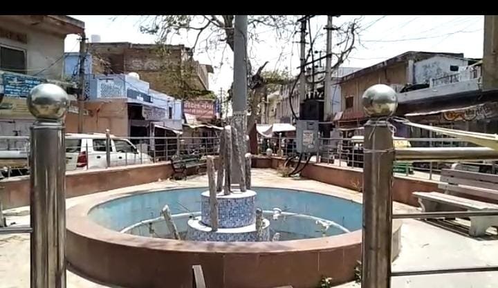 धौलपुर शहर के चौराहे की शान थे फव्वारे जो आज बने गंदगी के ढेर | New India Times