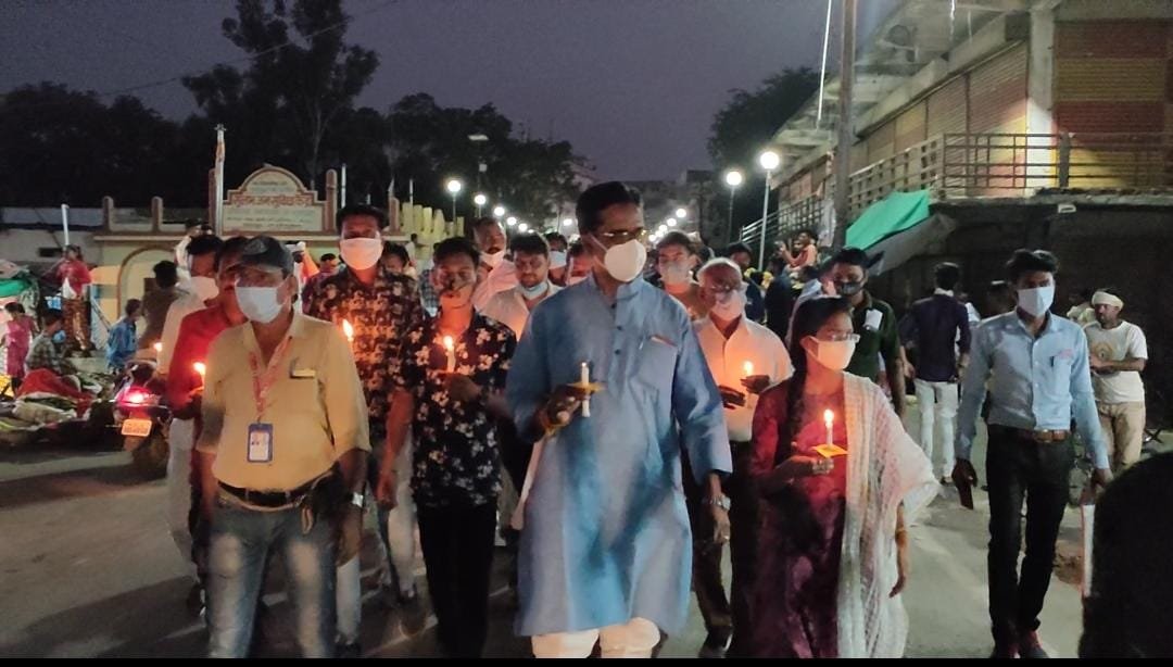 वैश्विक महामारी कोरोना के कारण देवरी विधानसभा क्षेत्र के लोगों के दुखद निधन पर क्षेत्रीय विधायक हर्ष यादव ने कैंडल मार्च निकालकर दी श्रद्धांजली | New India Times