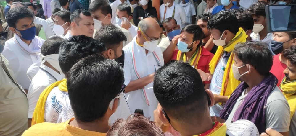 जयस टीम अलीराजपुर के द्वारा राज्यसभा सांसद एवं पूर्व मुख्यमंत्री दिग्विजय सिंह से मुलाकात कर की आदिवासी बाहुल्य जिले की विभिन्न मांगों एवं स्थिति को राज्यसभा एवं प्रदेश में प्राथमिकता के साथ उठाने की मांग | New India Times