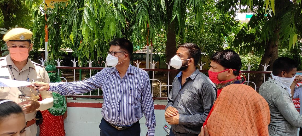 गौवंश की उपचार के दौरान बदहाली को लेकर बजरंग दल कार्यकर्ताओं ने जिलाधिकारी को सौंपा ज्ञापन | New India Times