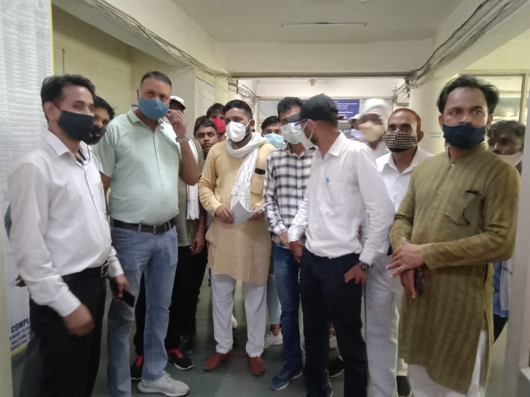 भीमसेना चीफ नवाब सतपाल तंवर पर दर्ज केसों के विरोध में भीम सेना ने जोरदार विरोध-प्रर्दशन कर राष्ट्रपति, प्रधानमंत्री और सुप्रीम कोर्ट के मुख्य न्यायाधीश के नाम ज्ञापन देकर की यूपी में दर्ज मुकदमों को रद्द करने की मांग | New India Times