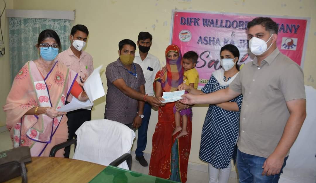 कोरोना में परिजनों को खोने वाले बच्चों के लिए 'आशा का झरना' एनजीओ ने दी आर्थिक सहायता राशि। जिला कलेक्टर ने कहा कि अनाथ बच्चों का सर्वे करवाकर पालनहार योजना में करवाएं लाभान्वित | New India Times