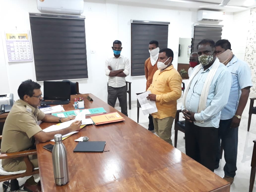 दोंडाईचा व्यापारी एसोसिएशन ने भ्रष्ट पुलिस कर्मियों के जांच की मांग को लेकर पुलिस अधीक्षक को सौंपा ज्ञापन | New India Times