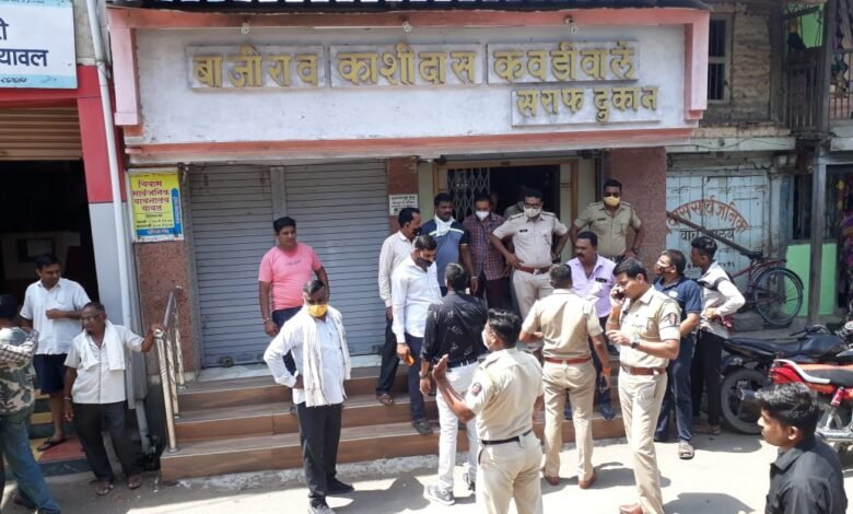 बंदूक की नोंक पर दिनदहाड़े लाखों की लूट, सराफा व्यापारी की दुकान में घुस कर बदमाशों ने दी वारदात को अंजाम | New India Times