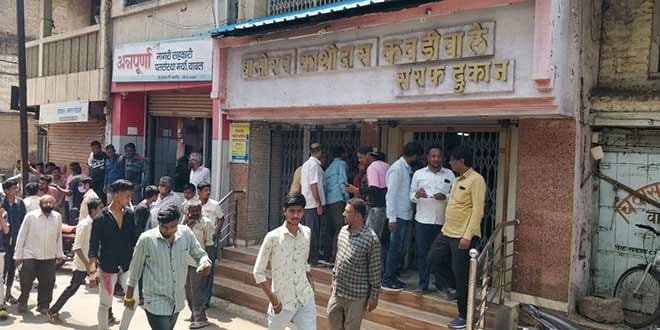 बंदूक की नोंक पर दिनदहाड़े लाखों की लूट, सराफा व्यापारी की दुकान में घुस कर बदमाशों ने दी वारदात को अंजाम | New India Times