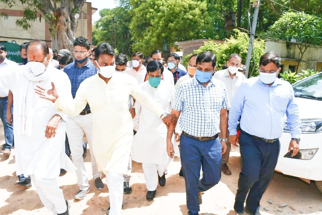 प्रभारी मंत्री तुलसी सिलावट ने सभी विभागीय अफसराें और जनप्रतिनिधियों के साथ की समीक्षा बैठक | New India Times