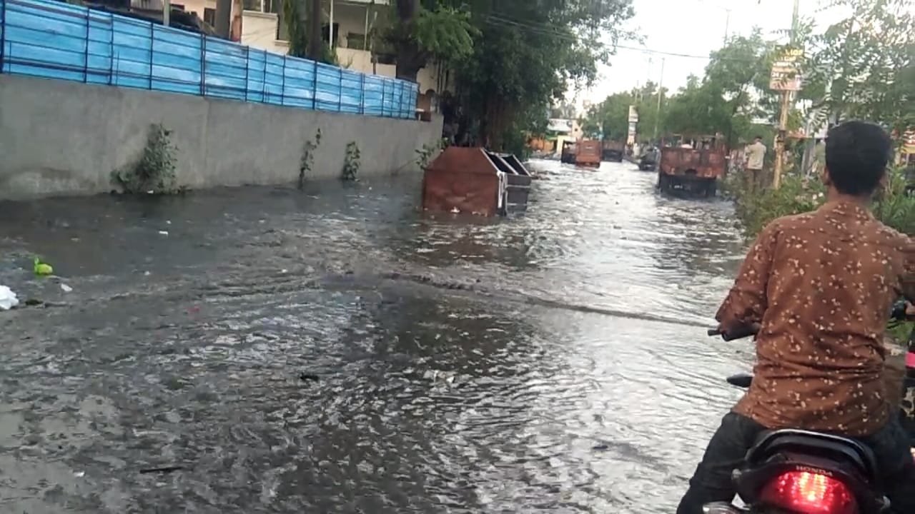 खड़का रोड परिसर में तेज़ बारिश से नाला हुआ ओवरफ्लो | New India Times