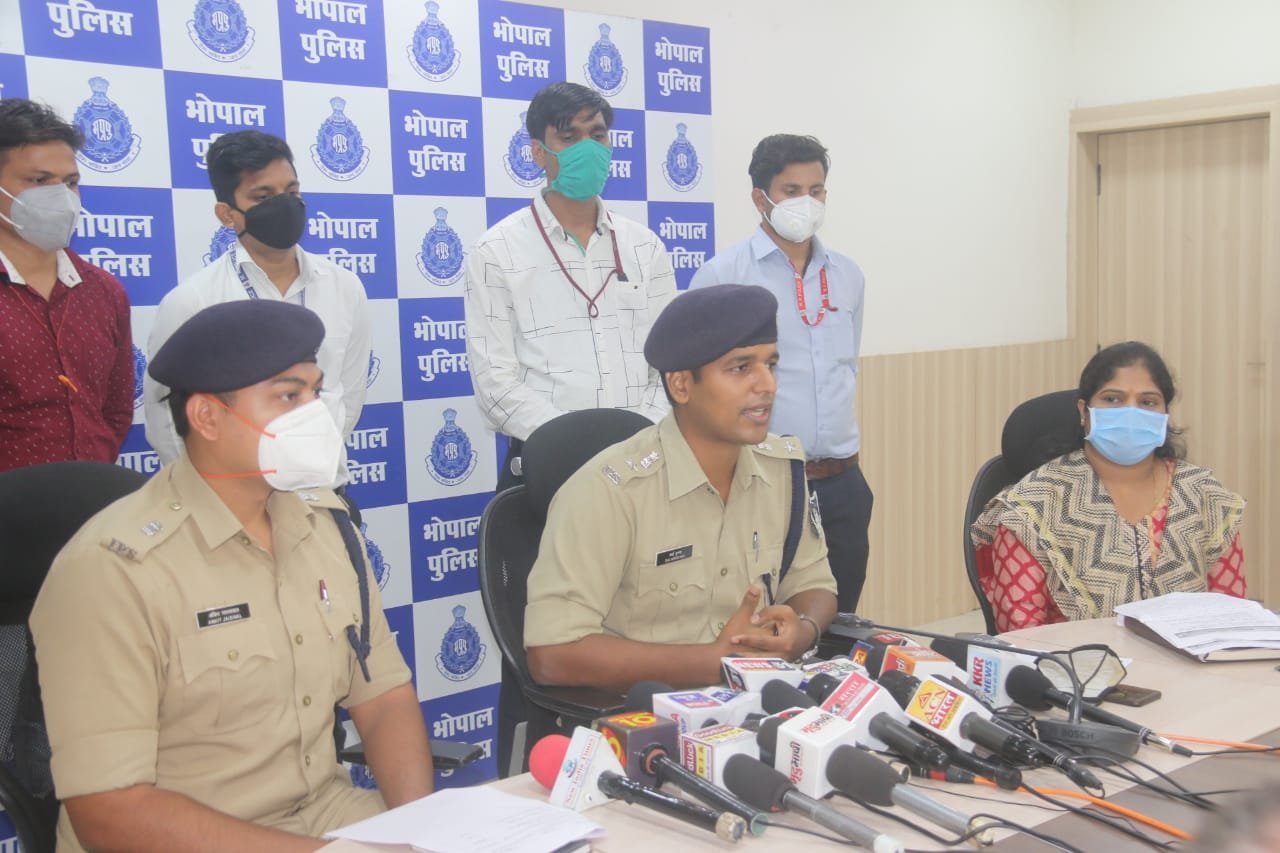 एयरपोर्ट अथॉरिटी ऑफ इंडिया के नाम से राजाभोज एयरपोर्ट पर इण्डिगो एयरलाइंस में नौकरी दिलाने के नाम पर लाखो रूपये कि ठगी करने वाली अंतर्राज्यीय गैंग को भोपाल पुलिस सायबर टीम ने किया गिरफ्तार | New India Times