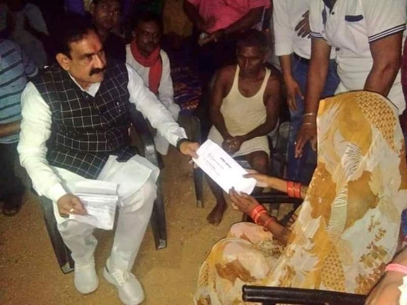 गृह मंत्री डाॅ. नरोत्तम मिश्र ने ग्राम निवरी पहुंचकर शोक संवेदना व्यक्त की, बच्चाी के पिता को आर्थिक सहायता के रूप में चार लाख रूपये का चेक भी दिया | New India Times