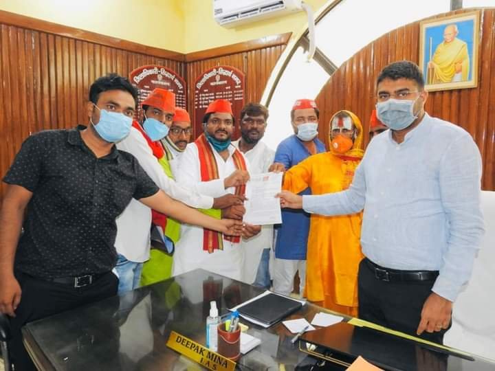 सपाईयों ने आजम खान की रिहाई को लेकर किया धरना प्रदर्शन, राज्यपाल के नाम जिलाधिकारी को सौंपा ज्ञापन | New India Times