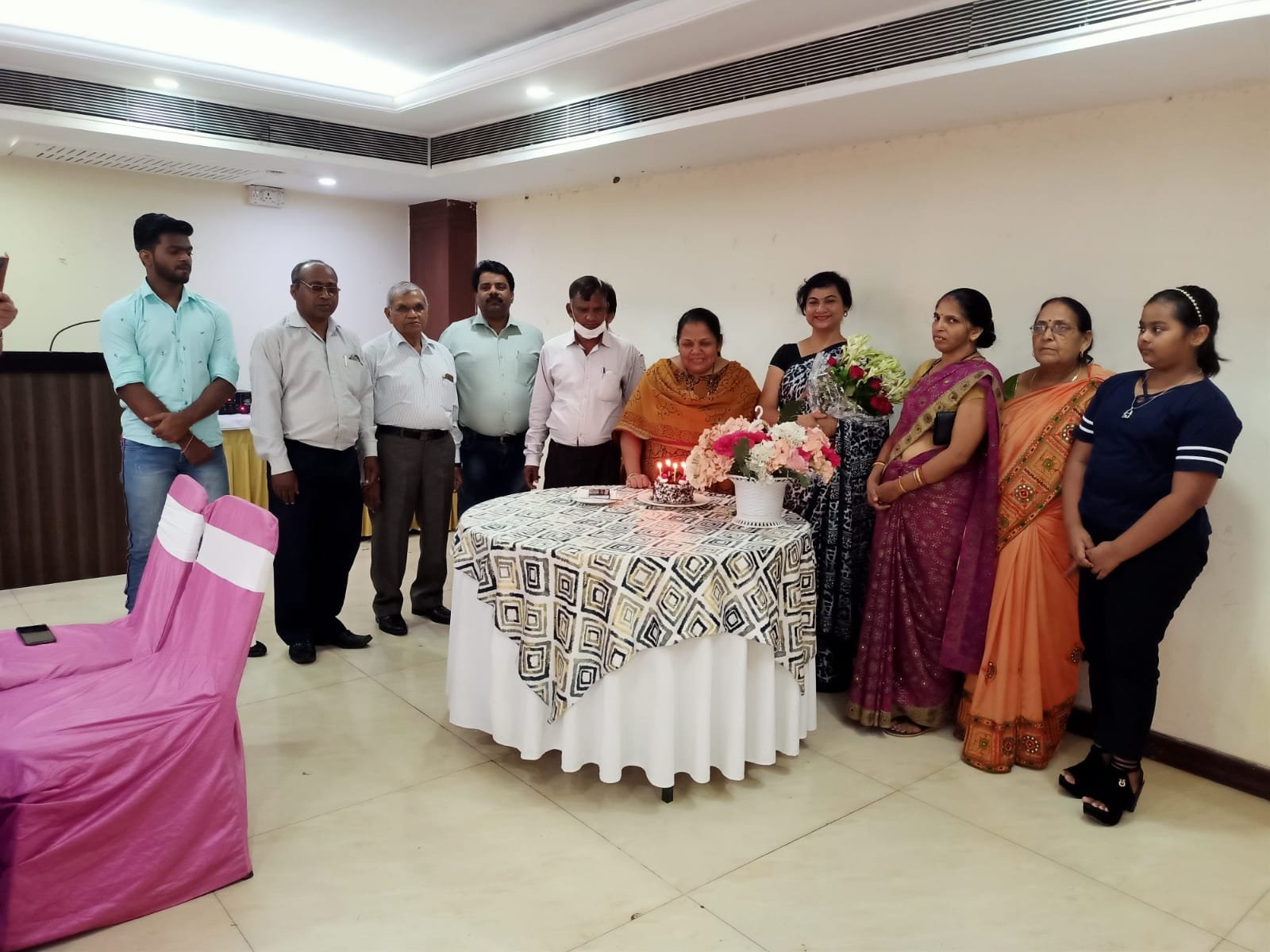 छोटे बच्चों को स्टेशनरी वितरित कर मनाया गया श्रीमती संगीता शाक्य (डिवीजनल कमाण्डेन्ट होमगार्ड व मुख्य सरंक्षक गोपाल किरन समाजसेवी संस्था) का जन्मदिन | New India Times