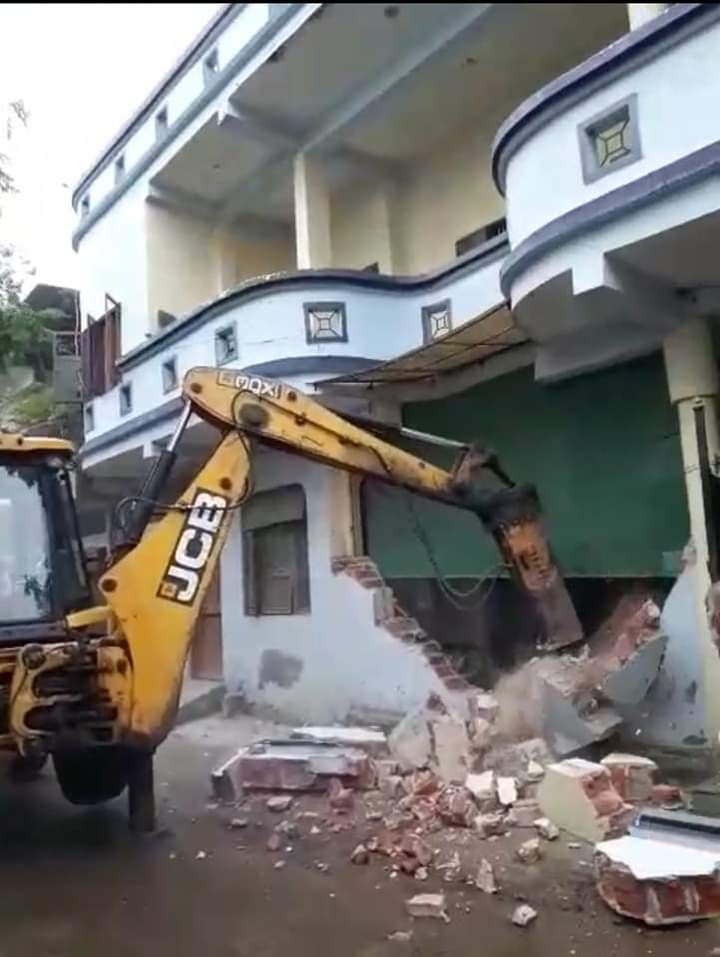 थाना कोहेफिजा क्षेत्र में पुलिस कर्मियों पर हुऐ हमले को लेकर नगर निगम व पुलिस की टीम ने मुख्य आरोपी के मकान को किया जमींदोज़ | New India Times