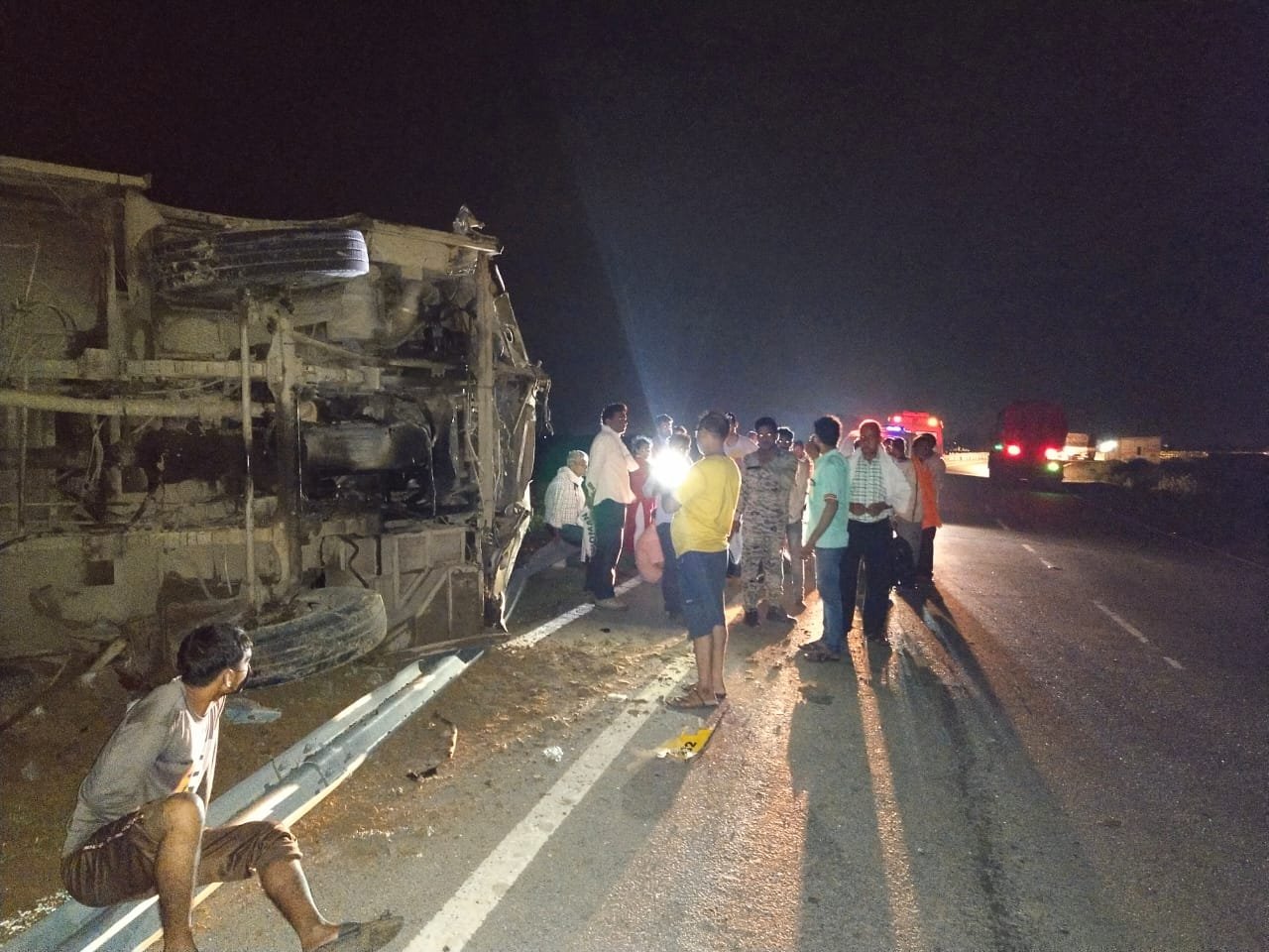 सिंध नदी पुल के पास अनियंत्रित होकर सवारियों से भरी बस पलटी | New India Times