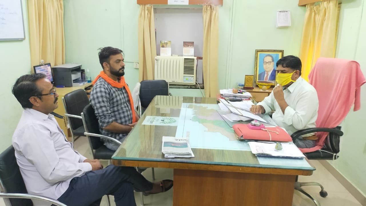 श्री रणछोड़ मचकुण्ड धाम विकास समिति धौलपुर द्वारा उपवन निरीक्षक कैलाश चन्द मीणा से मुलाकात कर मानसून में वृक्षारोपण की तैयारियों को लेकर की गई चर्चा | New India Times