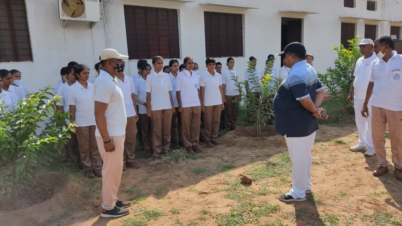 वृक्ष जीवन के आधार होते है, पर्यावरण को सुरक्षित करने के लिए हमें अधिक से अधिक पेड़ जरुर लगाने चाहिए: पुलिस अधीक्षक केसर सिंह शेखावत | New India Times