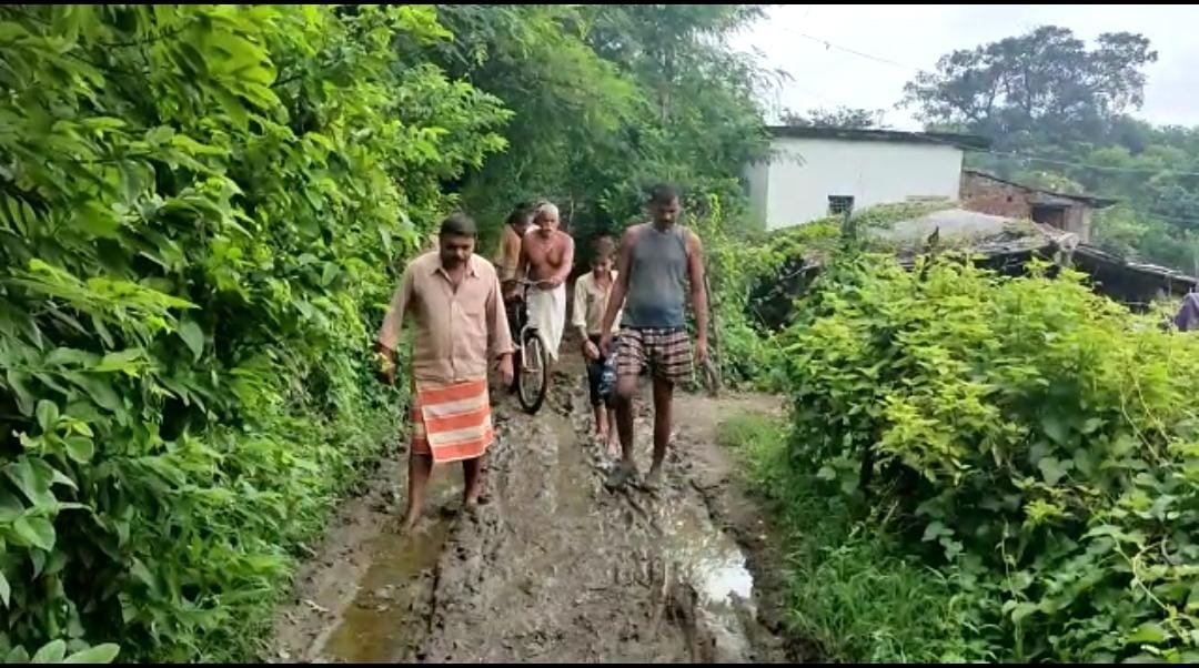 देवरी नगर पालिका प्रशासन की लापरवाही के कारण वार्डों की सड़के हुईं कीचड़ ग्रस्त | New India Times