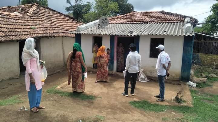 ग्राम बिलावरकला में वैक्सीनेशन सेंटर में सहयोग कर रहे है कोरोना वालिंटियर्स | New India Times