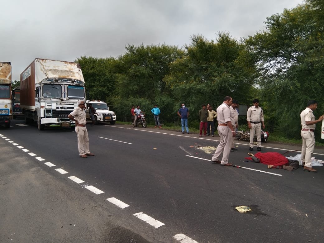 कंटेनर ने मोटर साइकिल को मारी टक्कर, एक की मौत, एक गंभीर घायल | New India Times