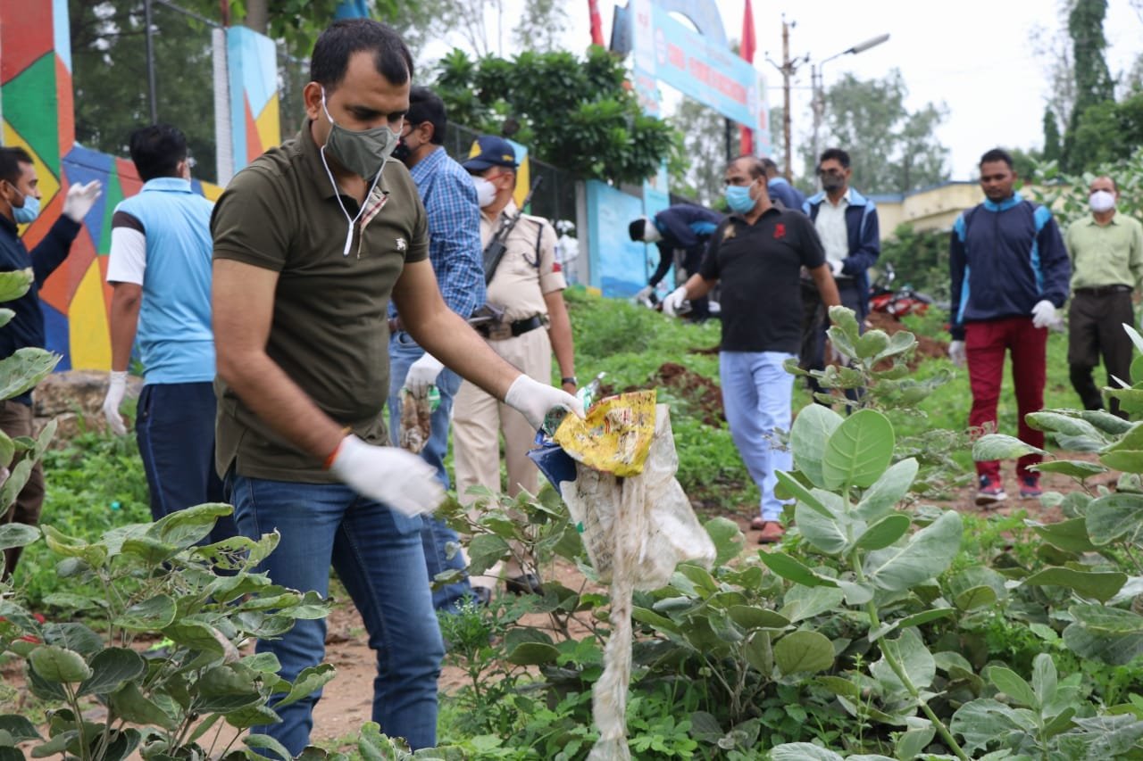 जिला प्रशासन की अभिनव पहल: अभियान चलाकर पॉलिथीन मुक्त करने का किया गया प्रयास, जिला कलेक्टर ने भी किया श्रमदान | New India Times