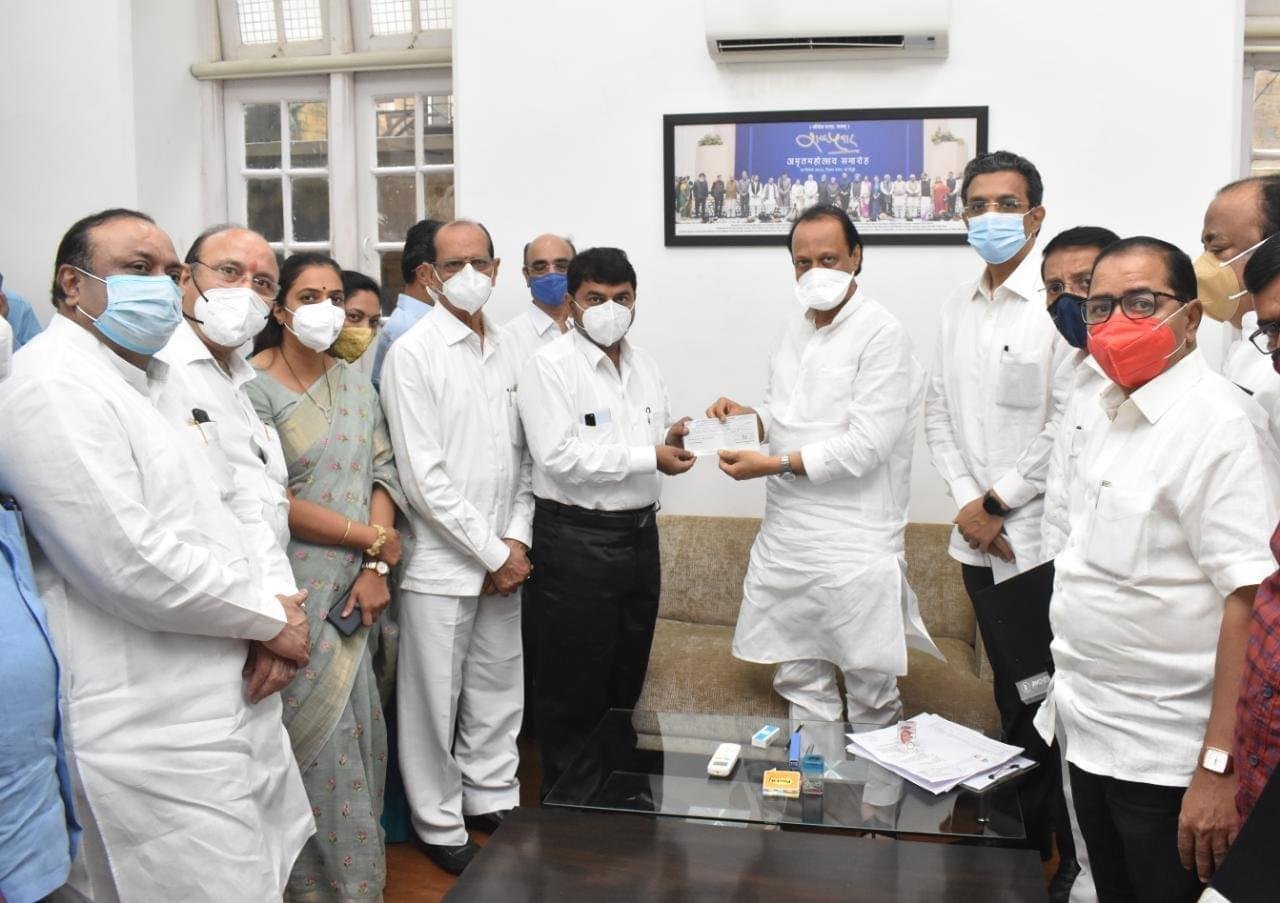 डॉ. अब्दुल गफ्फार मलिक फाउंडेशन ने बाढ़ पीड़ितों को दिया 31,000 रुपये का दान, एजाज मलिक ने उपमुख्यमंत्री अजीत पवार को सौंपा चेक | New India Times