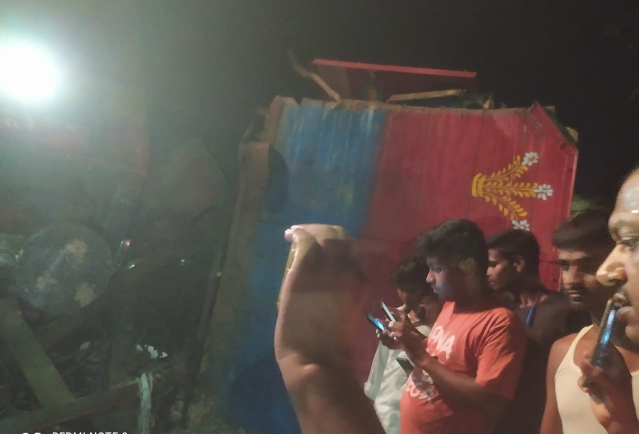 03348 पटना- बरकाकाना विशेष एक्सप्रेस ट्रेन एवं ट्रक की टक्कर, ट्रक चालक घायल | New India Times