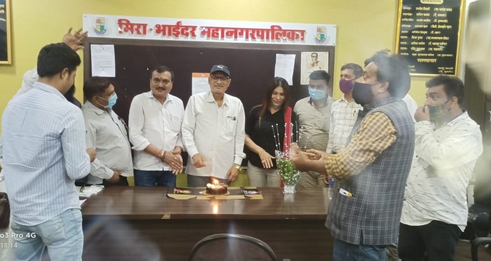 प्रेस रूम में सादगी से मनाया गया वरिष्ठ पत्रकार सुभाष पांडेय का जन्मदिन | New India Times