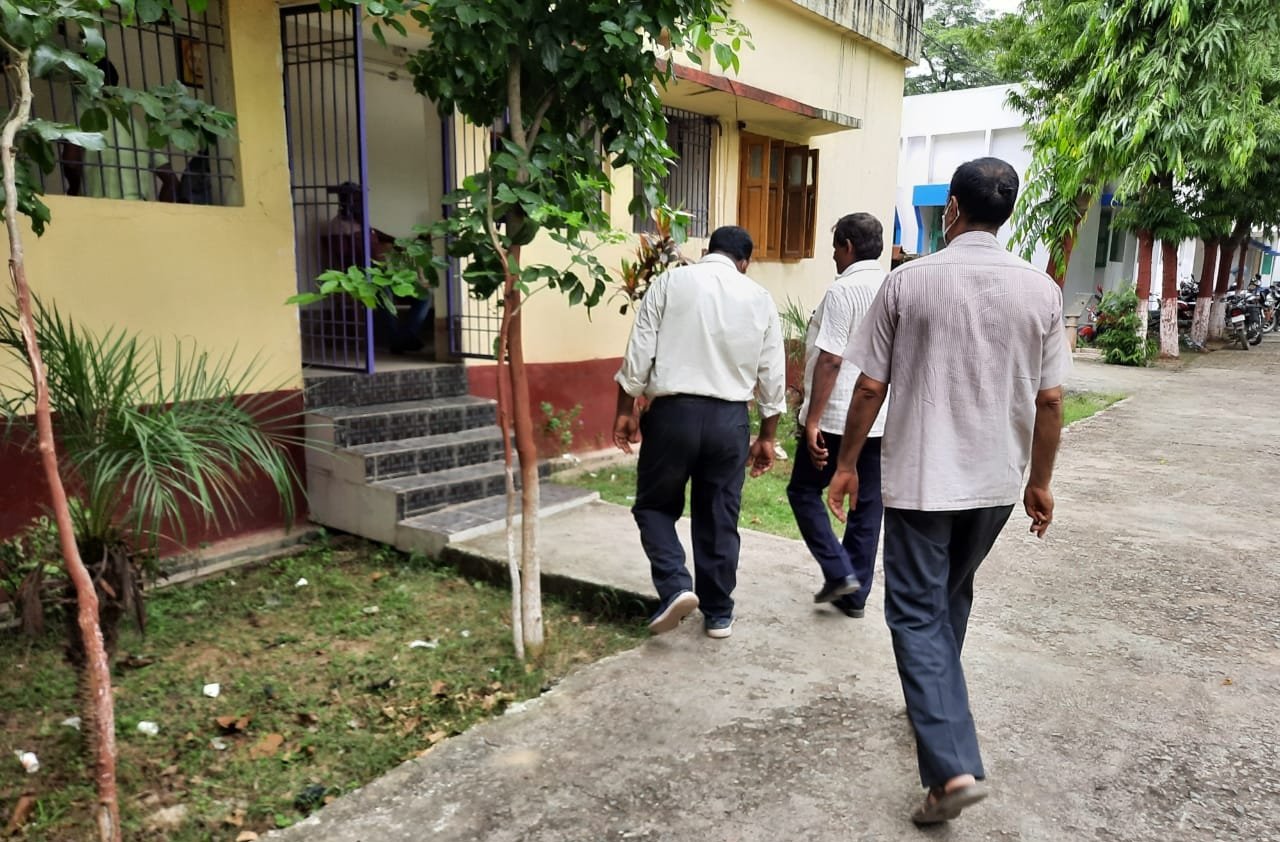 अधिवक्ता को कॉलर पकड़कर पुलिस थाना ले जाने से आक्रोशित विधिज्ञ संघ ने एसडीओ कार्यालय के बाहर दिया धरना, थाना प्रभारी को हटाने की मांग | New India Times