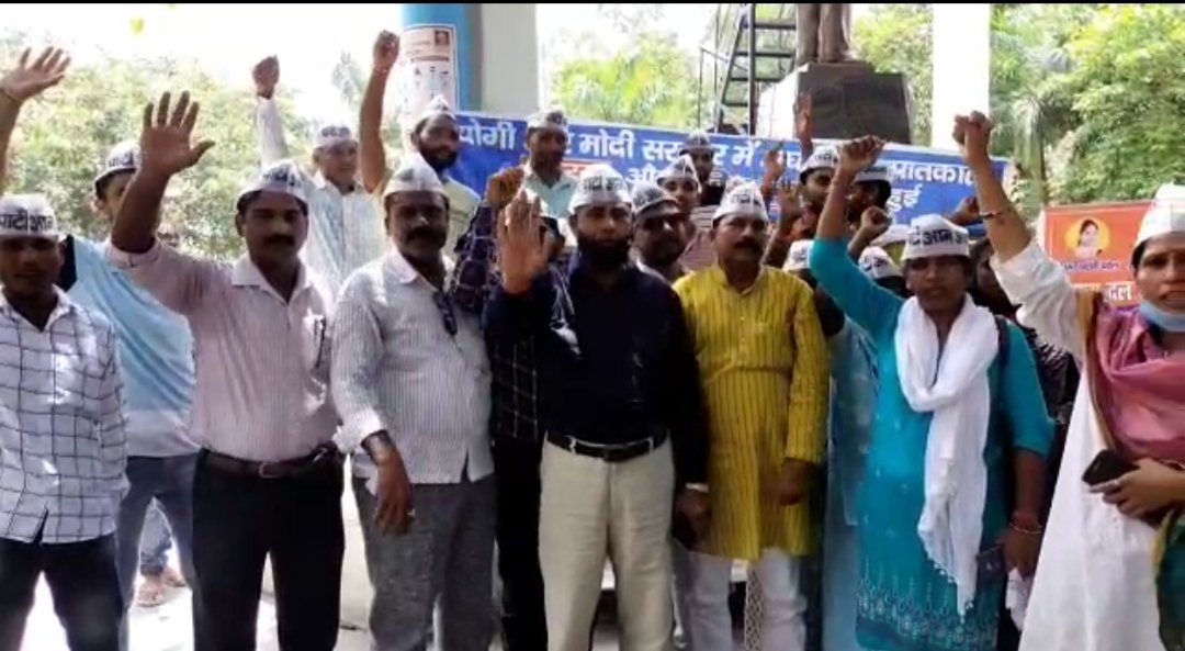 दैनिक भास्कर और भारत चैनल के ऑफिस, उनके ऐंकरों के ऊपर इनकम टैक्स का छापा डालने के विरोध में धरना देकर किया गया विरोध-प्रदर्शन | New India Times