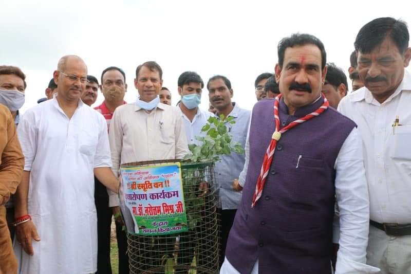 प्राचीन जल स्त्रोतों एवं वनों का संरक्षण एवं संवर्धन करना होगा: डाॅ नरोत्तम मिश्र. गृह मंत्री ने पौधारोपण कार्यक्रम में लिया भाग | New India Times