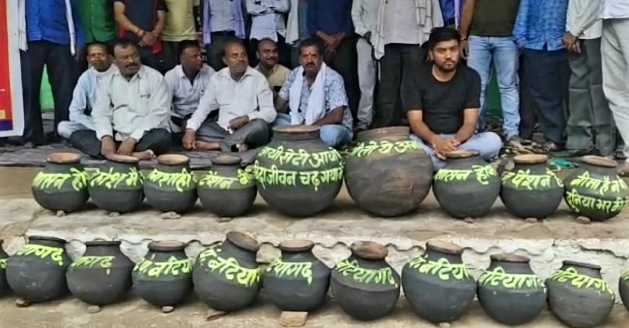 आंदोलन कर रहे कर्मचारियों का 12 वें दिन फूटा गुस्सा, मटकी फोड़कर जताया विरोध, कहा अब सरकार की निकलेगी अंतिम यात्रा, पंचायत एवं ग्रामीण विकास संयुक्त मोर्चा कर्मचारी संघ का विरोध-प्रदर्शन जारी  | New India Times