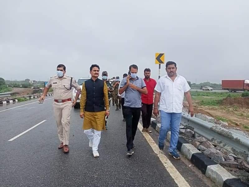 दतिया कलेक्टर श्री कुमार, पुलिस अधीक्षक श्री राठौर के साथ समाजसेवी डाॅ. सुकुर्ण मिश्र ने बाढ़ प्रभावित ग्रामों का किया भ्रमण, बाढ़ में फसे ग्रामीणों को रेस्क्यू कर सुरक्षित निकाला | New India Times