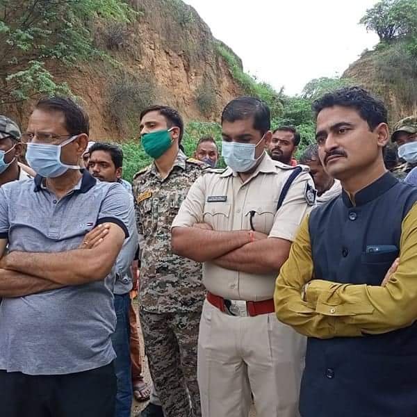 दतिया कलेक्टर श्री कुमार, पुलिस अधीक्षक श्री राठौर के साथ समाजसेवी डाॅ. सुकुर्ण मिश्र ने बाढ़ प्रभावित ग्रामों का किया भ्रमण, बाढ़ में फसे ग्रामीणों को रेस्क्यू कर सुरक्षित निकाला | New India Times