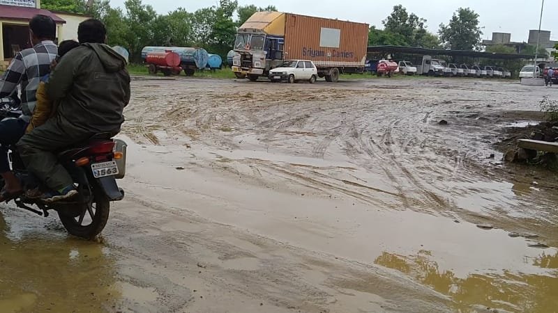 जिम्मेदारों की लापरवाही के कारण नगर पालिका जुन्नारदेव रोड पर कीचड़ और दलदल से होकर लोगों को करना पड़ रहा है आवागमन | New India Times