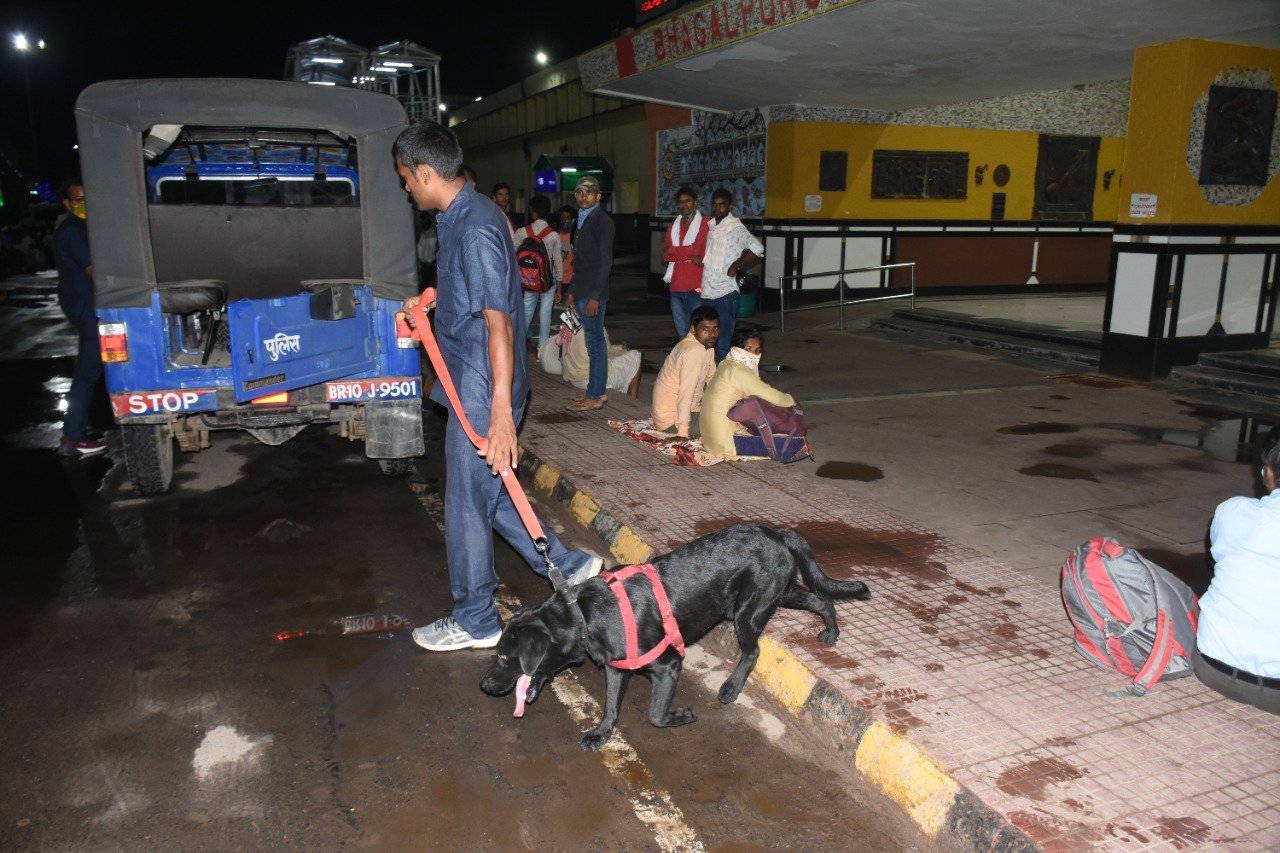 भागलपुर रेलवे स्टेशन को उड़ाने की धमकी, यात्रियों में भय का माहौल | New India Times