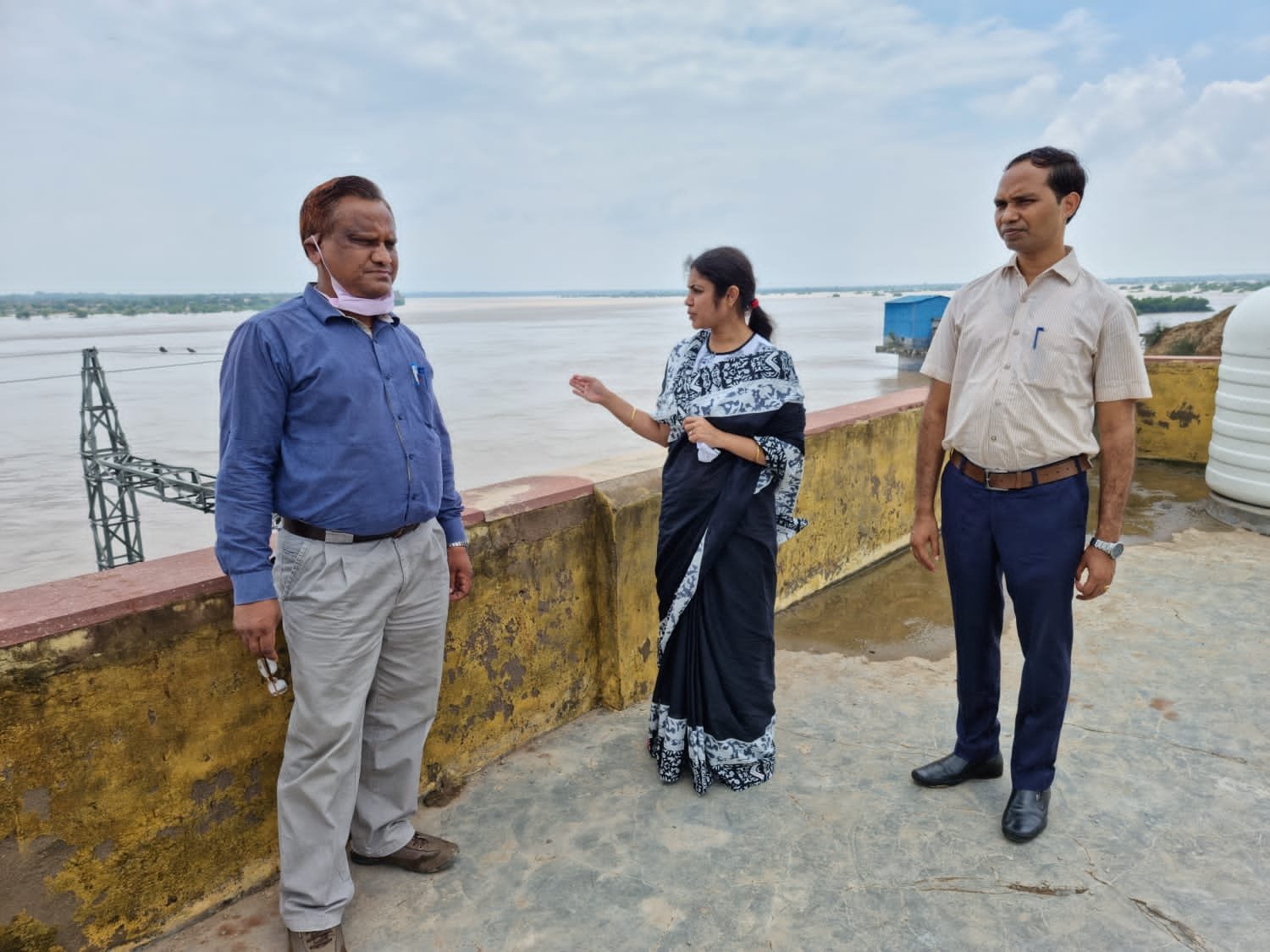 नगर परिषद सभापति खुशबू सिंह ने अधिकारियों के साथ चंबल मुक्तिधाम का किया निरीक्षण | New India Times