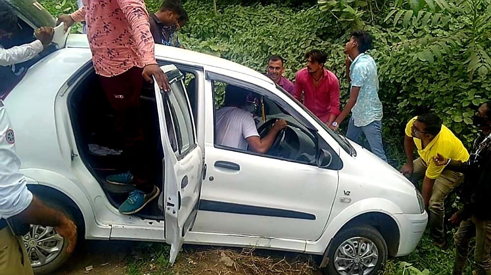 रेलवे स्टेशन परिसर में कार गिरी खड्ढे में | New India Times